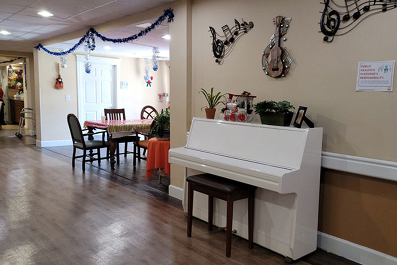 Common area with piano at Superior Residences of Cala Hills