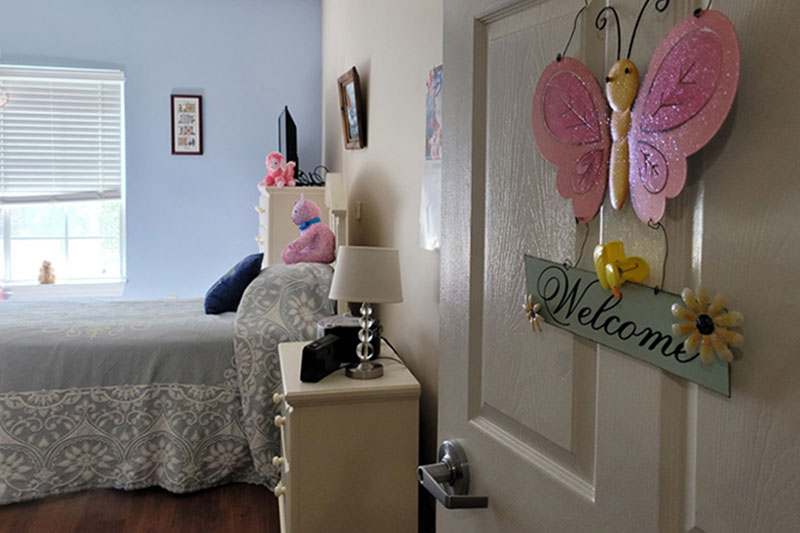 Fully furnished room with welcome sign on the door at Superior Residences of Cala Hills